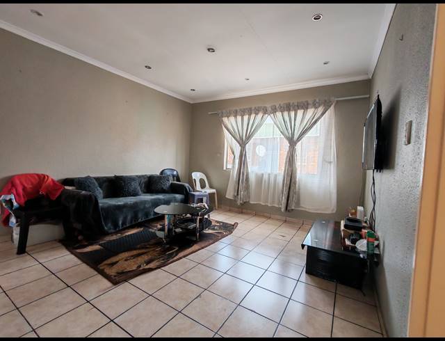 2 BEDROOM FLAT FOR SALE IN KEMPTON PARK CENTRAL